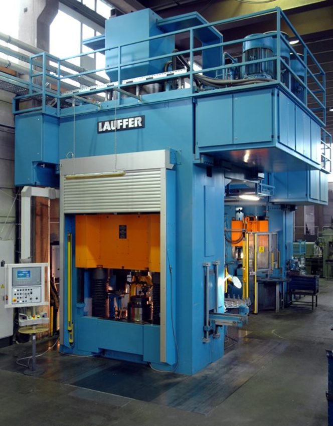 Kaltfließpresse im Presswerk der Wezel GmbH