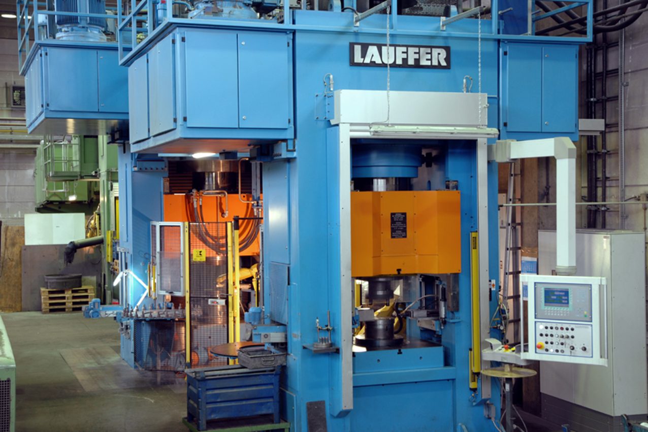 LAUFFER-Kaltfließpressen im Presswerk der Wezel GmbH