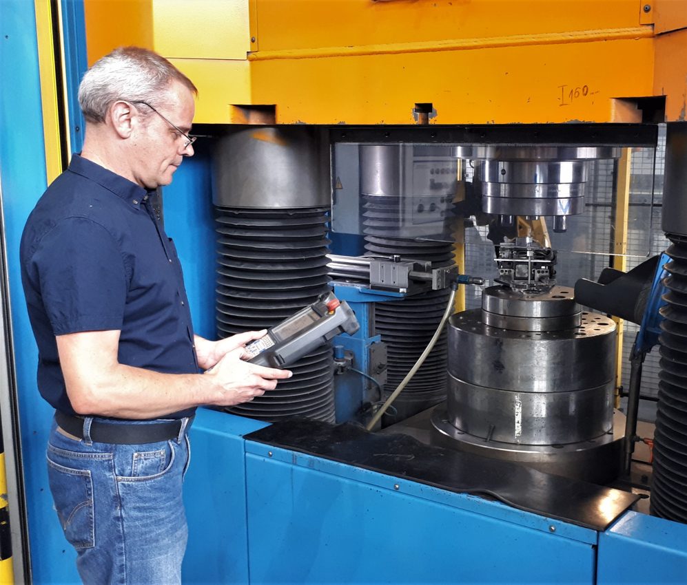 Mitarbeitende der Wezel GmbH in der Fertigung
